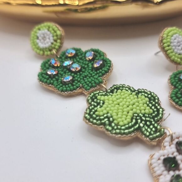 New TRIPLE CLOVER graphic bling sead beed St Patty's day earrings - Picture 4 of 9